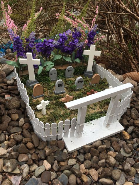 Diy Mini Graveyard Halloween, Miniature Graveyard Diy, Miniature Cemetery Diy, Miniature Graveyard Diorama, Diy Mini Graveyard, Diy Mini Halloween Village, Haunted Fairy Garden, Spooky Fairy Garden, Clay Graveyard