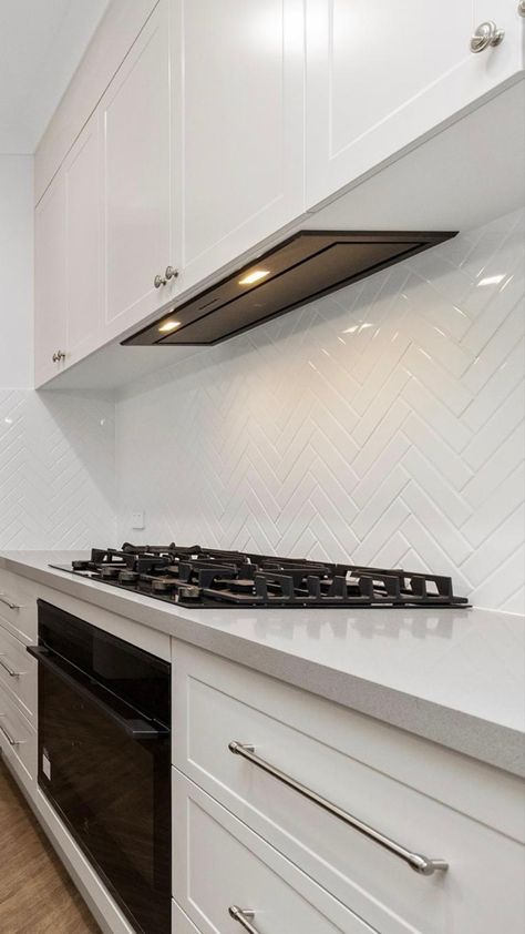 Hamptons Kitchen Splashback, Kitchen Herringbone Backsplash, White Kitchen Shaker, Herringbone Splashback, White Tile Splashback, Herringbone Backsplash Kitchen, Modern Kitchen Splashbacks, Kitchen Shaker Style, Hampton Style Kitchen