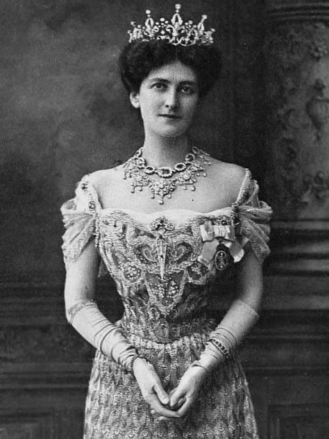 Mary Curzon, Baroness Curzon of Kedleston wears her diamond tiara, made by Boucheron, with her famed peacock dress, ca. 1902 Peacock Dress, Royal Tiaras, Lady Mary, American Princess, Diamond Tiara, Gilded Age, Prince Albert, Royal Jewels, Royal Jewelry