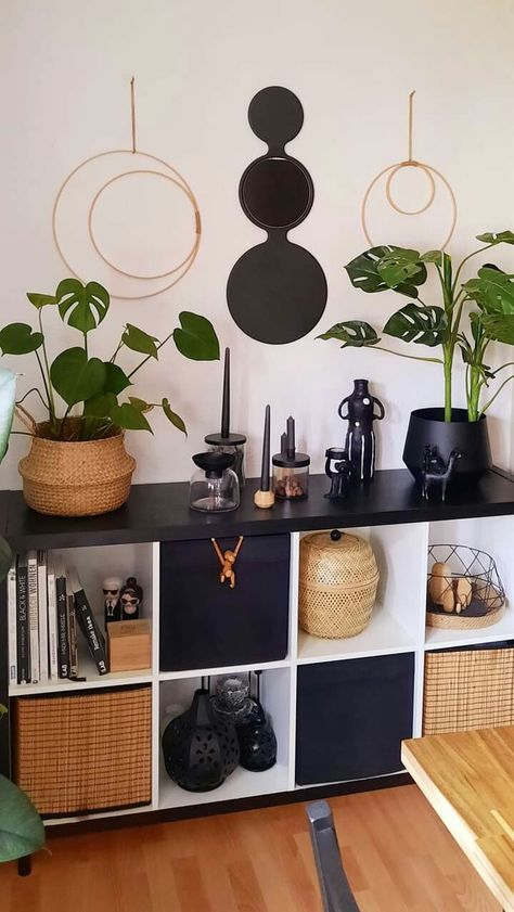 Black Kallax Styling, Kallax Black, Cube Shelf Ideas, Kallax Styling, Ikea Livingroom, Apartment Makeover, Living Room Design Ideas, Living Room Decor Inspiration, Small Apartment Living Room