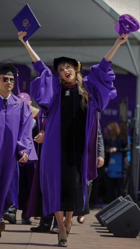 Nyu Graduation, Taylor Swift Fotos, Miss Americana, Photos Of Taylor Swift, Taylor Swift Fan Club, Taylor Swift Cute, Estilo Taylor Swift, All About Taylor Swift, Swift Photo