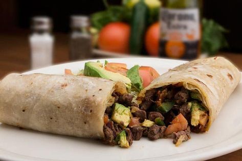 Aprende cómo preparar paso a paso uno de los platos más famosos y deliciosos de la cocina mexicana: los burritos. ¡Son fáciles de hacer! Mexican Food Catering, Mexican Burritos, Best Burrito, Frozen Burritos, Authentic Mexican Recipes, Frijoles Refritos, Mexican Grill, Quesadilla Recipes, Tex Mex Recipes