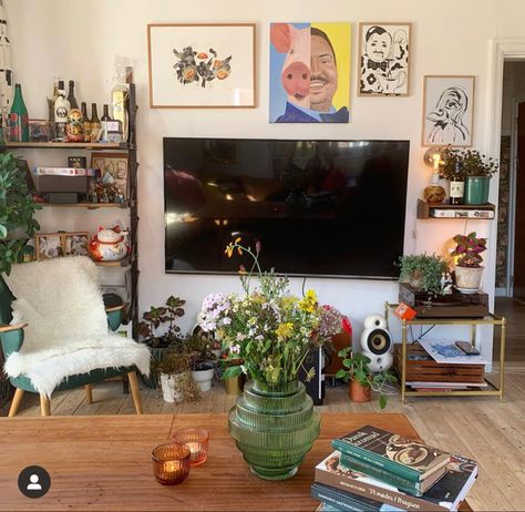 Eclectic Living Room With Tv, Apartment Tv, Tv Stand Decor Ideas, Tv Gallery Wall, Tv Stand Decor, Studio Living, Bohemian House, Tv Decor, Home Tv