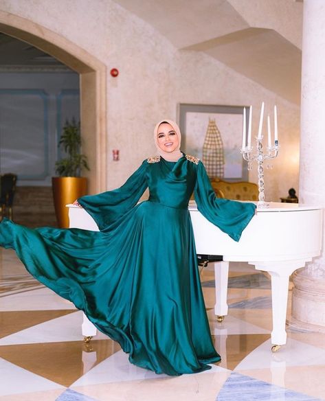 Gown dresses Dress Soiree, Circle Skirt Outfits, Elegant Silk Dresses, Green Chiffon Dress, Islamic Fashion Dresses, Fashion Dresses Formal, Soiree Dress, Muslim Women Fashion, Dress Design Sketches