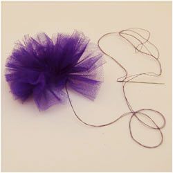 PASO A PASO CON JEANNINE: POMPONES DE TUL Make Fabric Flowers, Puff Balls, Making Fabric Flowers, Flowers Craft, Parts Of A Flower, Tulle Bows, Tulle Flowers, Fabric Flowers Diy, Making Hair Bows