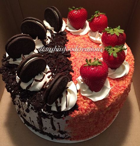 Half Strawberry Half Oreo Cake, Half Chocolate Half Strawberry Cake, Half And Half Cake Designs, Fruit Cake Recipe Christmas, Delish Cakes, Crunch Cake, Simple Cake Designs, Creative Birthday Cakes, Crazy Cakes