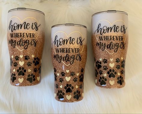 30oz curved dog paw tumblers, perfect for dog lovers! Dog Mom Cup Ideas, Pet Tumbler Ideas, Dog Tumbler Ideas, Tumbler Business, Dog Glitter Tumbler, Dog Lover Tumbler Ideas, Dog Cups Design, Resin Cups, Dog Mom Tumbler