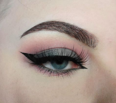 Experimenting with grey shadow : MakeupAddiction Glam Eyeliner, Fantasy Eye Makeup, Make Up Looks To Try, Cool Eyeshadow, Eyeshadow Inspiration, Grey Eye Makeup, Eyeshadow Blending, Pink Eyeshadow Look, Grey Makeup