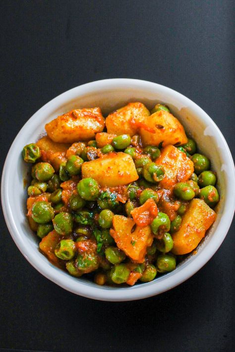 50+ Indian Sabzi Recipes (Dry Vegetables) - Spice Up The Curry Aloo Sabzi, Bharta Recipe, Restaurant Style Recipes, Sabzi Recipe, Punjabi Food, Vegetarian Curry, Dried Vegetables, Paneer Recipes, Boiled Potatoes