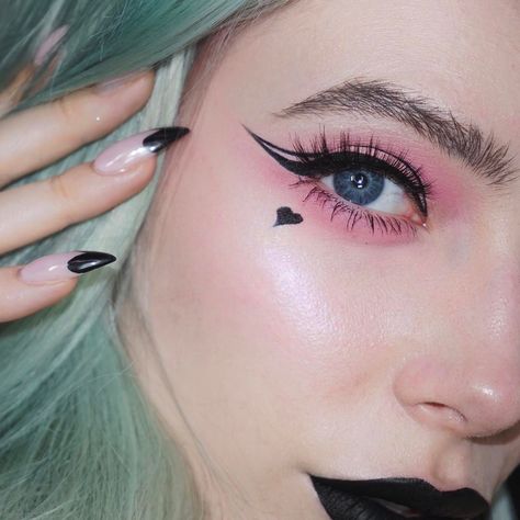 LEIGH DICKSON ♥️ on Instagram: “🖤🐷🦇🎀💣💕 Nails by @littlemythy check her out in Vancouver at @classyclaws.  @katvondbeauty tattoo liner in Trooper and Everlasting Liquid…” Makeup Inspiration Glam, Eyeliner Graphic, Eyeliner Inspiration, Eyeliner Lashes, Winged Eyeliner Makeup, Diy Mascara, How To Do Eyeliner, Eyeliner For Beginners, Eyeliner Products