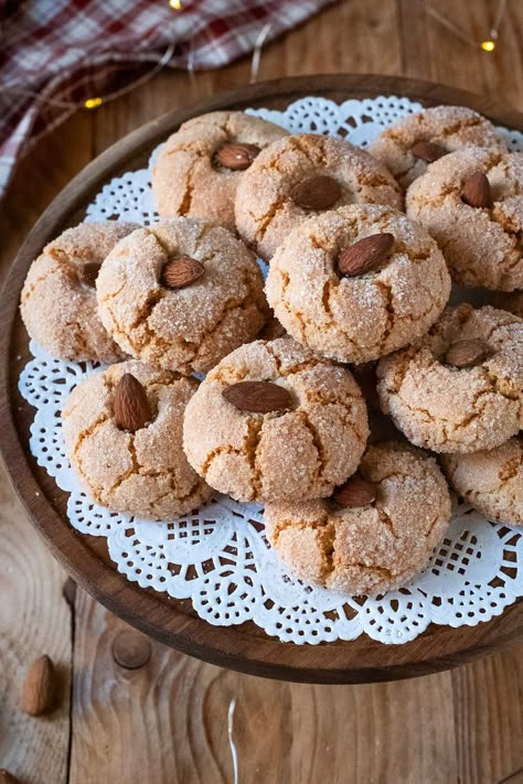 Amaretti cookies are a type of traditional Italian almond cookies. They are soft inside and a little crisp outside, moderately sweet with a pleasant hint of bitterness which is sets them apart from any other almond cookies out there. Soft Amaretti Cookies, Chewy Almond Cookies, Soft Almond Cookies, Amaretti Cookie Recipe, Italian Christmas Cookie Recipes, Italian Butter Cookies, Italian Almond Cookies, Christmas Cookie Recipes Holiday, Almond Meal Cookies