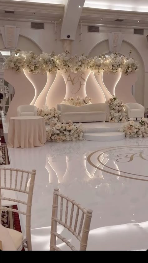 Wedding Stage Decorations Elegant Classy, Nikkah Stage, Wedding Reception Slideshow, White Weddings Reception, White Wedding Decorations, Dream Wedding Reception, Wedding Hall Decorations, Wedding Stage Decor, Luxury Wedding Decor