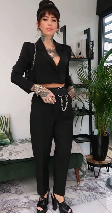 Classy Tattooed Women Outfit, Women's Fashion Alternative, Dark Glam Outfit, Alternative Formal Outfit, Sammi Jefcoate Style, Femme Fatale Outfit Street Style, Grunge Formal Outfit, Edgy Formal Outfits, Edgy Glam Outfits