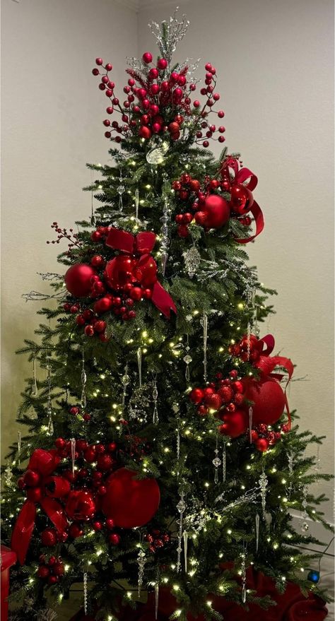 Red And Silver Xmas Tree, December Decorations, Christmas Tree Tinsel, Elegant Christmas Tree Decorations, Christmas Tree Inspo, Pretty Christmas Decorations, Christmas Tree Decorating Themes, Tinsel Tree, Elegant Christmas Trees