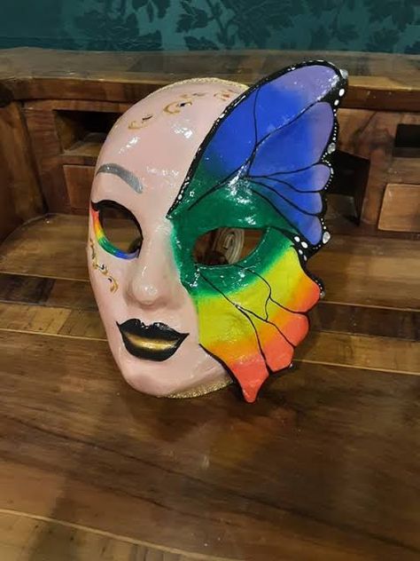 Paper Mache Face Mask, Plaster Mask Ideas, Full Mask Design, Art Masks Ideas, Mask Decorating Ideas, Mask Painting Ideas, Plaster Masks, Coil Vessels, Face Mask Design Art