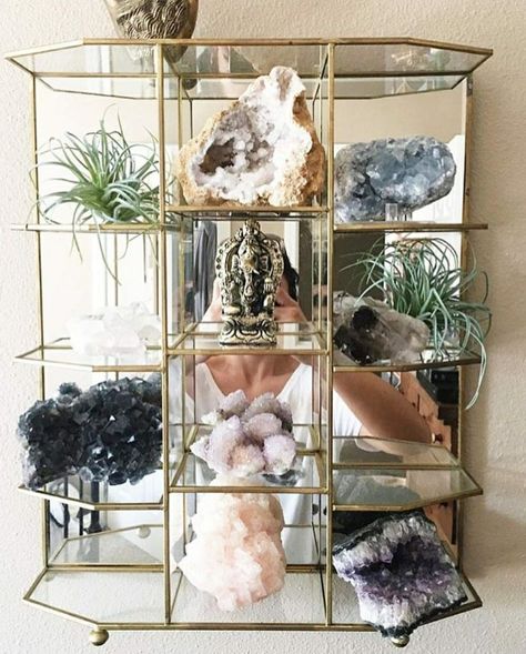 Large Crystals Home Decor, Crystals Aesthetic Home, How To Display Crystals In Your Home, Crystals Collection Display, Gemstone Storage Ideas, Crystal Stall Display Ideas, How To Display Crystals, Crystal Organization Display, Crystal Storage Ideas