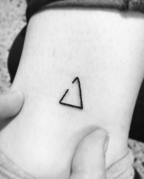 Significado oculto de los tatuajes de punto y coma, símbolo malin y triángulo incompleto - VIX Delta Tattoo, Dental Posts, Tattoo Feminina, Tattoo Lettering, Tattoo Style, Miley Cyrus, Girl Tattoos, Jesus Fish Tattoo, Triangle Tattoo