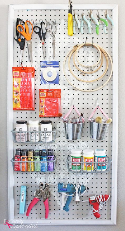 Rangement Art, Pegboard Ideas, Craft Organizer, Pegboard Organization, Dream Craft Room, Craft Room Design, Craft Space, Sewing Room Organization, Crafting Tools