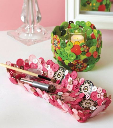 DIY Projects and Crafts Made With Buttons - Button Bowls And Trays - Easy and Quick Projects You Can Make With Buttons - Cool and Creative Crafts, Sewing Ideas and Homemade Gifts for Women, Teens, Kids and Friends - Home Decor, Fashion and Cheap, Inexpensive Fun Things to Make on A Budget http://diyjoy.com/diy-projects-buttons Diy Button Crafts, Button Bowl, Kerajinan Diy, Button Creations, Diy Bricolage, Diy Buttons, Diy Mothers Day Gifts, Mother's Day Diy, Button Art