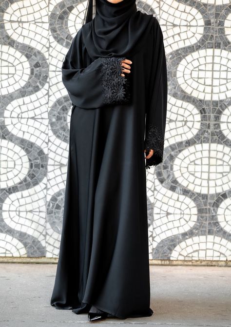 Talbiyah is for the lady who won’t take no for an answer 💕 Simple Abaya Black, Burka Fashion, Abaya Designs Dubai, Simple Abaya Designs, Burkha Designs, Abaya Noir, Burqa Designs, Black Abaya Designs, Simple Abaya