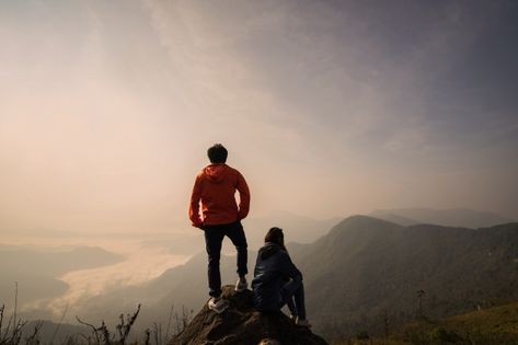 Mountain Poses Photo Ideas Men, Mountain Photography People, Mountain Poses Photo Ideas, Mountain Pics, Warrior Pose Yoga, Trekking Photography, Top Of Mountain, Adventure Wallpaper, Logo Video