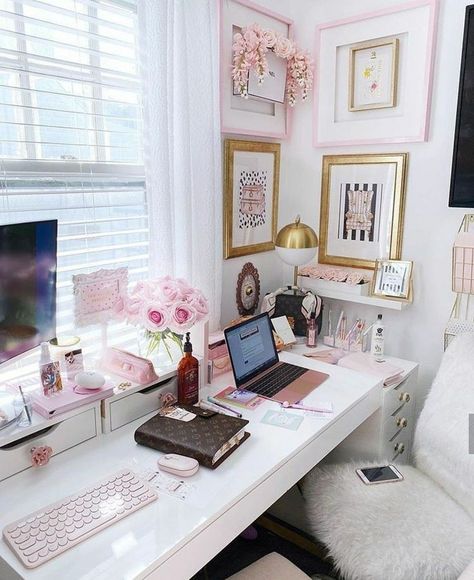 Picture Morning, Beautiful Home Office, Homework Room, Glam Office, Work Cubicle, Feminine Home Offices, Work Office Decor, Cozy Home Office, Women Working