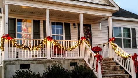 Christmas decor for small porch. Christmas Railing Decor Outdoor, Garland On Porch Railing, Decor For Small Porch, Porch Christmas Lights, Porch Decor Christmas, Small Porch, Christmas Cuties, Outside Christmas Decorations, Cozy Christmas Decor