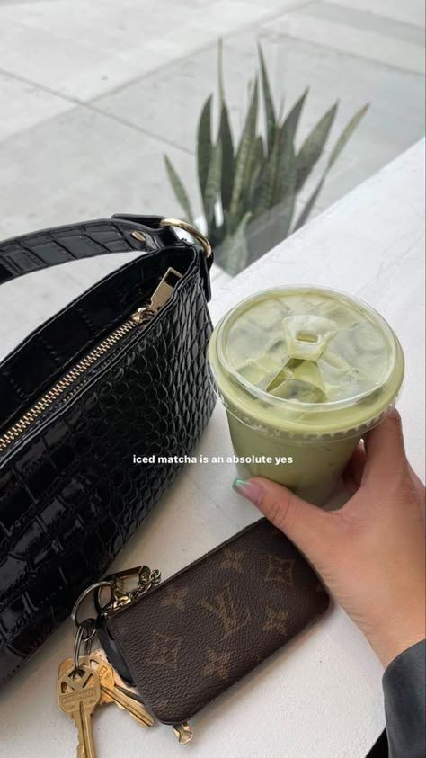 Coffee Captions Instagram, Starbucks Pictures, Instagram Captions For Friends, Instagram Captions Clever, Cute Instagram Captions, Instagram Ideas Post, Instagram Ideas Photography, Mood Instagram, Instagram Photo Ideas Posts