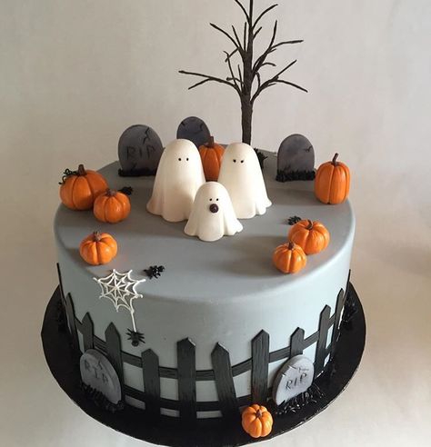 Halloween cake Halloween Cake Designs Easy, Halloween Cakes Birthday, Halloween Birthday Cakes For Kids, Simple Halloween Cake, Halloween Themed Cakes, Halloween Baby Shower Cake, Halloween Cake Design, Halloween Cake Ideas, Cute Halloween Cakes