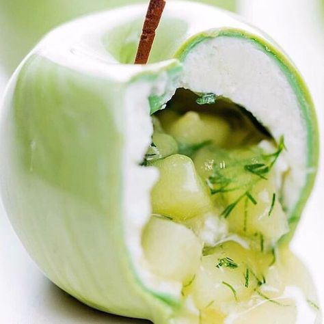 5,958 Likes, 69 Comments - Franca Verna (@franca_verna) on Instagram: “Who loves this amazing and delicious 💚🍏💚dill apple?? 💚🍏💚 Watch here the finishing of the apple,…” Jelly Desserts, Apple Jelly, Gourmet Desserts, Pretty Dessert, Creative Desserts, Molecular Gastronomy, Jelly Recipes, Apple Shaped, Fancy Desserts