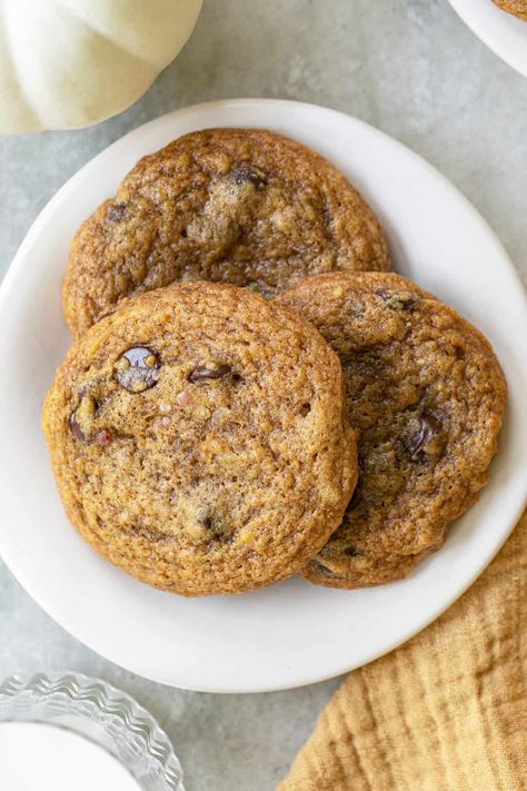 This is the best pumpkin chocolate chip cookie recipe! They're not cakey at all, they are truly just as good as our butterless chocolate chip cookies but with a delicious pumpkin spice flavor. They're super moist and butter with a chewy, crispy edge. They will be your favorite pumpkin cookie recipe! #PumpkinChocolateChipCookies #PumpkinCookies #ChocolateChipCookies #FallCookies #EasyPumpkinChocolateChipCookies #EasyCookies Fall Party Desserts, Chocolate Chip Pumpkin Cookies, Pumpkin Cookie Recipe, Pumpkin Chocolate Chip, Pumpkin Chocolate Chip Cookies, Chocolate Chip Cookie Recipe, Delicious Cookie Recipes, Fall Dessert Recipes, Pumpkin Chocolate Chips