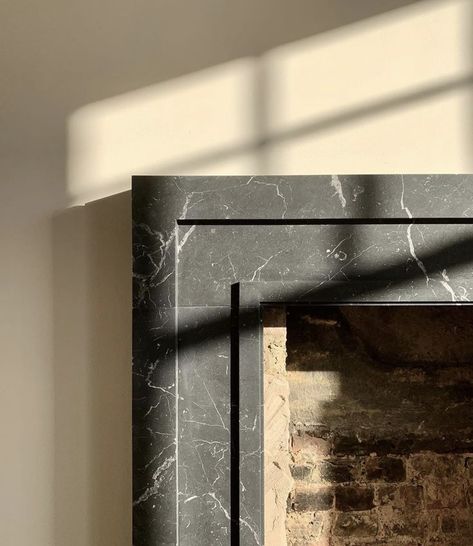 Black Marble Mantle - Modern Home Details Mantle Modern, Marble Fireplace Mantle, Marble Mantle, Marble Living Room, Marble Interior, Marble Fireplace, Hearth Room, Fireplace Makeover, Marble Fireplaces