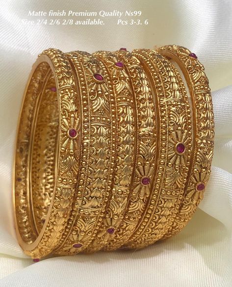 Tanishq Jewellery Gold Bangles, Temple Bangles, Tanishq Jewellery, Ad Jewellery, Gadwal Sarees, Dubai Gold Jewelry, Gold Bangles Indian, Bridal Jewelry Sets Brides, Indian Wedding Jewelry Sets