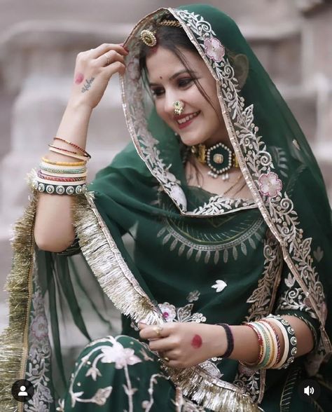 Rajputi Poshak Bridal Look, Lehnge Ka Design, Rajasthani Women Photography, Singal Girls Poss, Rajputi Dress Pose, Rajputi Look Photoshoot, Rajputana Dress Women, Rajsthani Poshak Look, Rajputi Baisa Pic