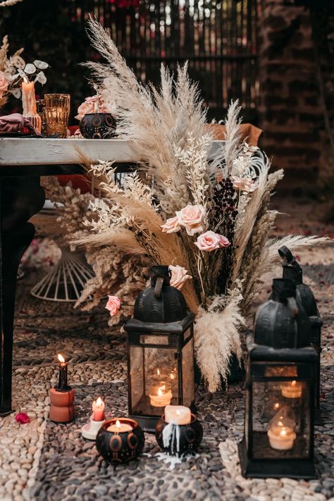 Intimate wedding inspiration at the Beldi Country Club in Marrakesh. Table set up with a black, pink and white color pallete, boho details of wooden beads and black lanterns. Dried flowers, pampas grass and pink and white roses in vases. Image by Emma Hill Film & Photography Pampas Grass In Vase Wedding, Black And Pink Boho Wedding, Black And Tan Wedding Theme, Black Cream Blush Wedding, Black Tan And White Wedding, Boho Wedding With Black Accents, Boho Black Tie Wedding, Peach And Black Wedding, Black And White Boho Wedding