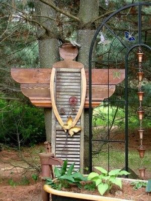 Creative ways to add color and joy to a garden, porch, or yard with DIY Yard Art and Garden Ideas! Repurposed ideas for the backyard. Fun ideas for flower gardens made from logs, bikes, toys, tires and other old junk. ~ featured at LivingLocurto.com Shutter Angel, Diy Yard Art, Taman Diy, Yard Art Crafts, Flea Market Gardening, Jardim Diy, Herbs Garden, Upcycle Garden, Old Shutters