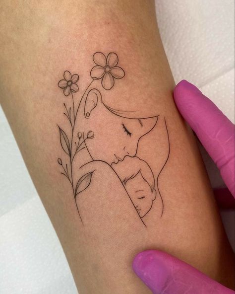 Mom Birthday Tattoo, Mom Daughters Tattoo, First Baby Tattoo Ideas Mom, Tattoo Ideas For Daughter, Mutterschaft Tattoos, Tato 3d, Motherhood Tattoos, Baby 2024, Baby Tattoo Designs