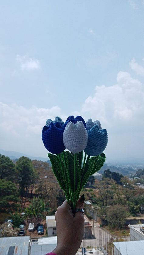 tulipanes azules tejidos a crochet Estambre Ideas, Bouquet Crochet, Crochet Bouquet, Tulip Bouquet, Blue Tulips, Cute Crochet, Crochet Flowers, Crochet Projects, Tulips