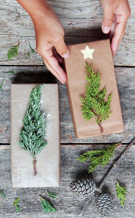 Opening Christmas presents will be even more fun with these best gift wrapping ideas. #christmas #giftwrapping #christmaswrapping Wrapping Christmas Presents, Jul Diy, Diy Spring Crafts, Easy Diy Christmas Gifts, Diy Gifts For Kids, Navidad Diy, Cadeau Diy, Diy Gift Wrapping, Easy Christmas Diy