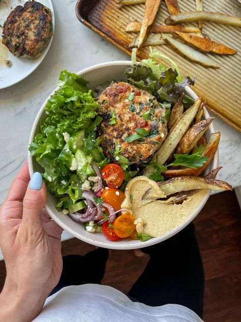 Turkey Burger Lunch Ideas, Turkey Patty Meal Ideas, Hummus Dinner Recipes, Turkey Burger Bowls Recipe, Mediterranean Turkey Burgers, Burger Bowl Healthy, Mediterranean Burger Bowl, Turkey Burger Meals, Healthy Mediterranean Recipes Dinners