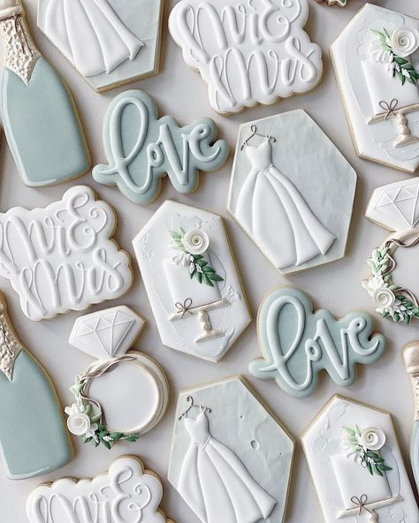 Bride Cookies, Wedding Cookies Decorated, Wedding Dress Cookies, Wedding Shower Cookies, Cookie Decorating Icing, No Bake Sugar Cookies, Engagement Cookies, Anniversary Cookies, Bridal Cookies