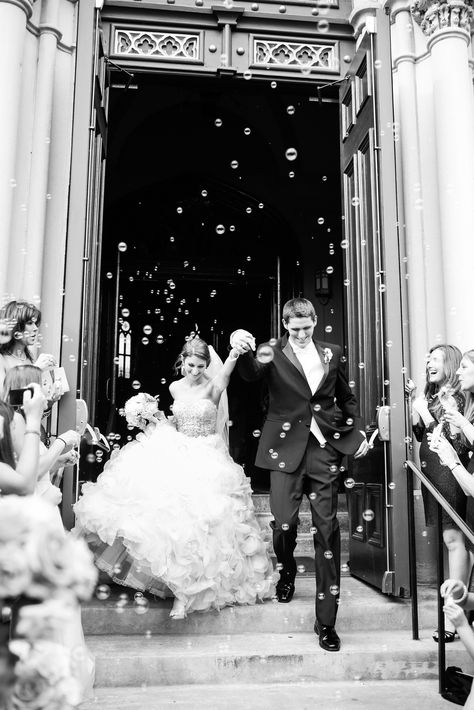 Wedding Bubbles, Wedding Send Off, Wedding Exits, Boda Mexicana, Ballroom Wedding, Photo Couple, Wedding Photography Poses, Wedding Guide, Church Wedding