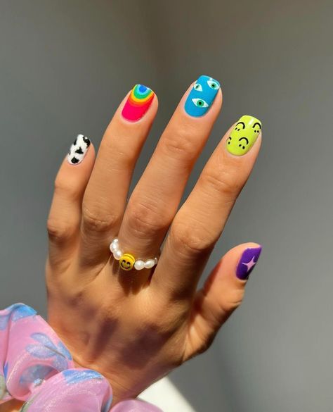 Nail Art Funky, Emoji Nails, Nail Design Glitter, Neon Nail Designs, Minimal Nails Art, August Nails, Funky Nail Art, Mens Nails, Hippie Nails