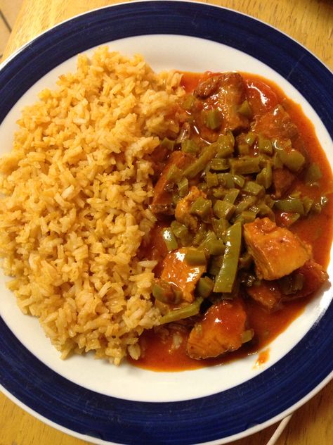 Nopalitos con carne de puerco en Chile rojo... Y arroz Chile Rojo Recipe, Nopalitos Recipe, Nopales Recipe, Authentic Mexican Food, Traditional Mexican Food, Chile Guajillo, Healthy Sweet Snacks, Meal Prep Clean Eating, Mexico Food