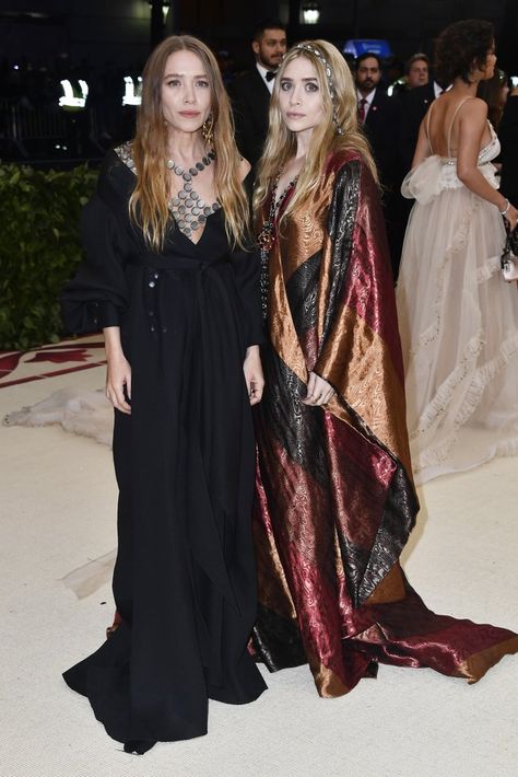 A Quick Look at Mary-Kate's and Ashley's Met Gala Dresses and You'll Go, "Yep, That's Right" Ashley Mary Kate Olsen, Olsen Twins Style, Mary Kate And Ashley, Gala Themes, Gala Gowns, Kate Olsen, Met Gala Red Carpet, Mary Kate Ashley, Olsen Twins