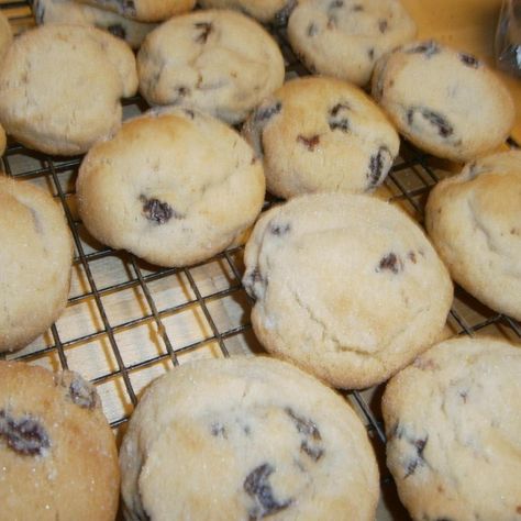 I tried these cookies at a sewing class and loved them so searched the internet until I found the recipe and added some changes . If you like raisin filled you will love these and a lot less work! Puff Cookies, Raisin Filled Cookies, Cookie Cottage, Cookies Photo, Bake Off Recipes, Semolina Cake, Grape Recipes, Cooking Cookies, Cookie Brownie Bars