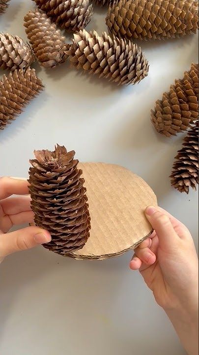 Pigne Ideas, Pinecone Decorations Diy, Deco Noel Diy, Diy Noel Decoration, Large Pinecone Crafts, Christmas Pinecone Crafts, Home Made Christmas Gift Ideas, Pine Cones Crafts, Giant Pine Cones