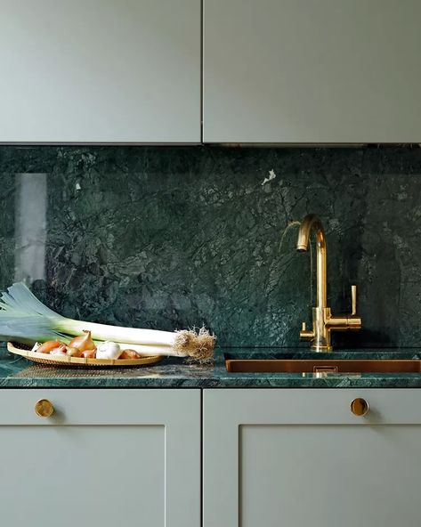 30 Green Kitchen Wall Ideas We Can't Get Over Green Kitchen Countertops, Green Granite Kitchen, Kitchen Countertop Colors, Green Granite Countertops, Materials Architecture, Green Countertops, Green Kitchen Walls, Kitchen Slab, Green Kitchen Designs