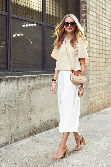 fashion-jackson-beige-blouse-white-culottes-tan-sandals-chloe-drew-handbag-karen-walker-sunglasses Culotte Outfit, Stylish Spring Outfit, Curated Closet, Style Casual Chic, Chique Outfits, Amy Jackson, Fashion Jackson, Summer Street, Summer Work Outfits