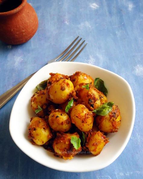 baby potato fry recipe - a South Indian style baby potato fry with aromatic spices. Good side dish for rice, rotis and poori. Baby Potato Recipes, Fried Potatoes Recipe, Baby Potato, Potato Fry, Roasted Baby Potatoes, Pani Puri, Baby Potatoes, Goulash, Potatoes Recipe